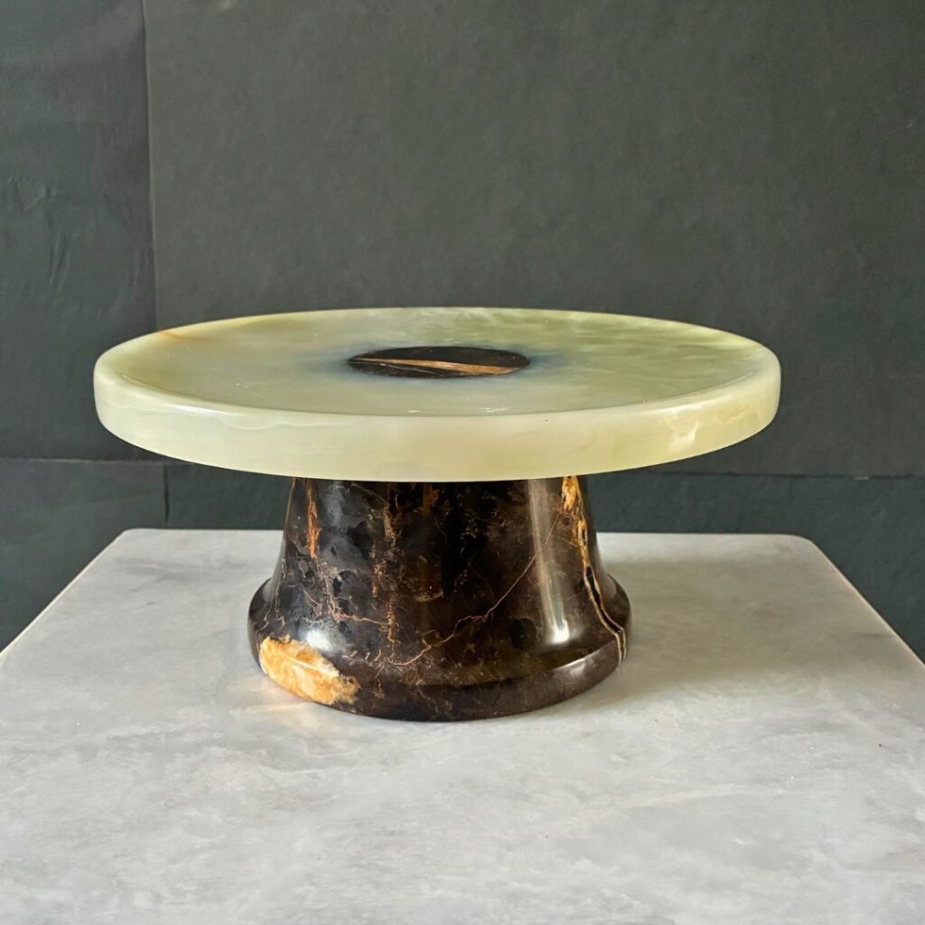 Centro de mesa moderno en ónix y mármol negro, ideal para frutas o pasteles