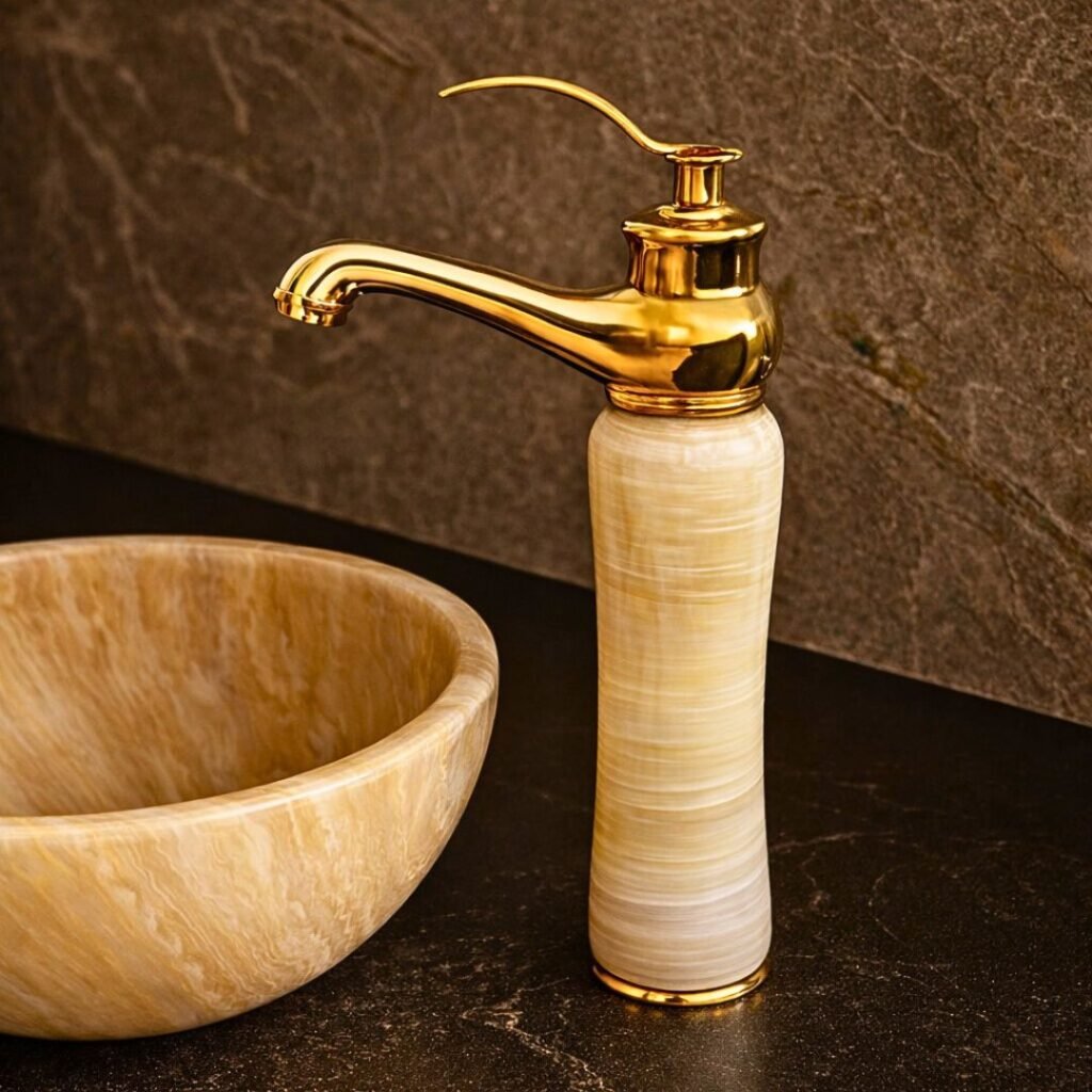 Grifo alto para lavabo con cuerpo blanco y caño dorado