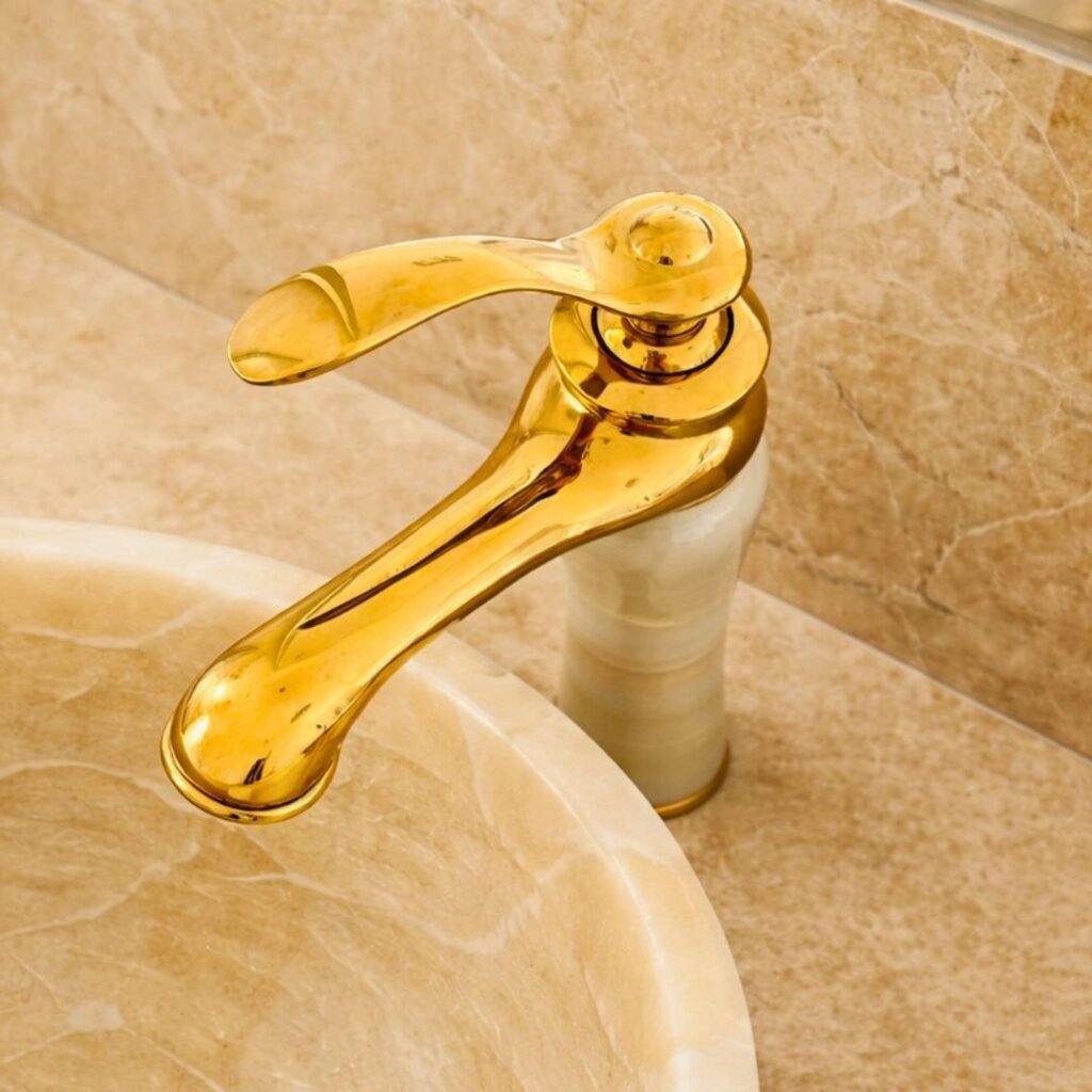 Grifo de lavabo sobre encimera con diseño alto y acabado dorado pulido