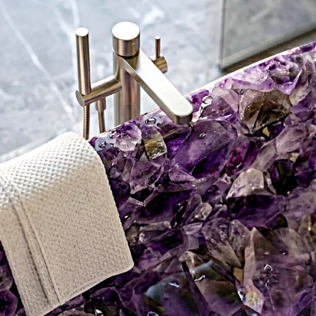 Bañera de piedra mineral amatista, ideal para baños contemporáneos con estilo premium.