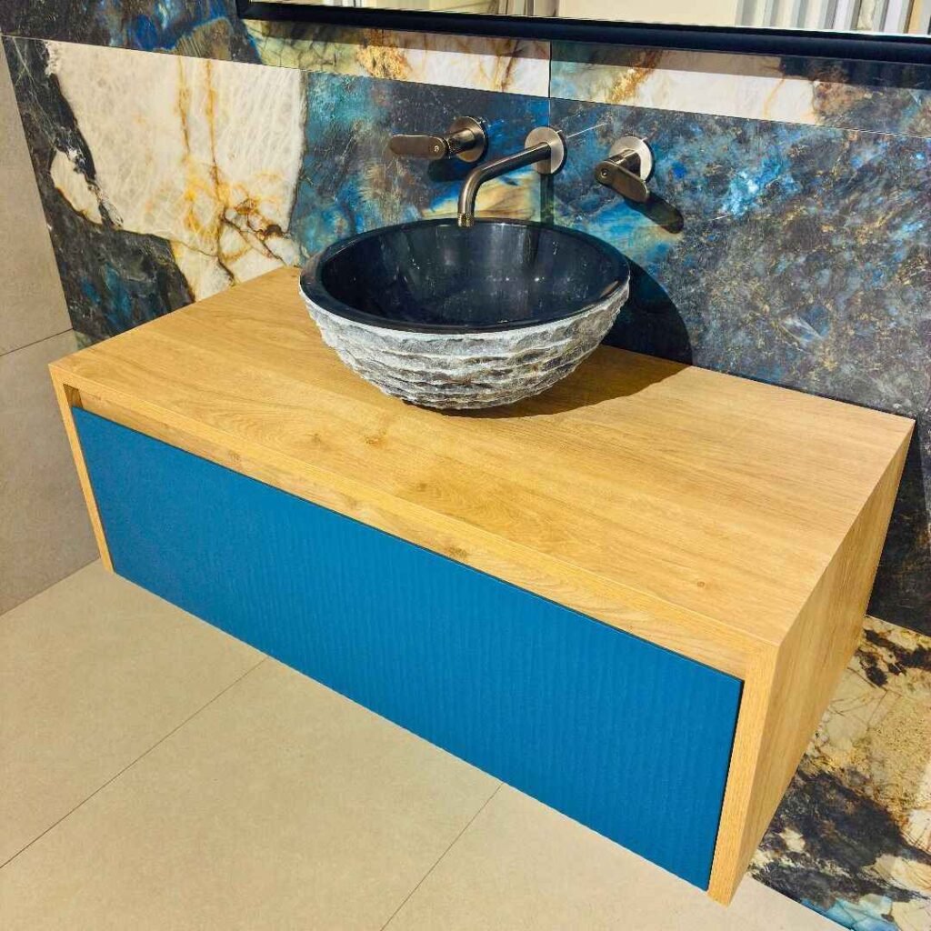 lavabo de piedra natural negro con textura exterior y interior pulido