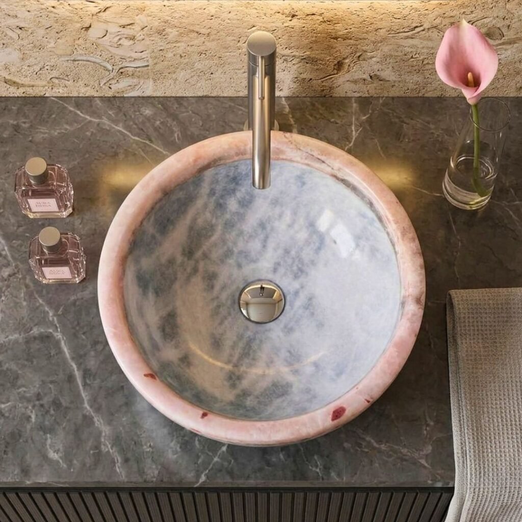 Rundt stenhandfat i vit marmor med en elegant kant av rosa onyx för bänkskiva.