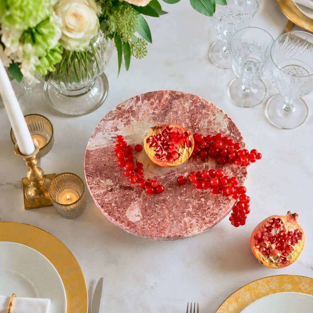 Plateau en marbre rouge et blanc idéal pour présenter gâteaux, fruits et douceurs