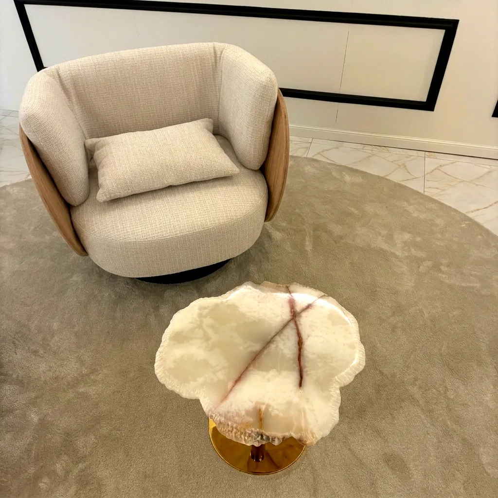Mesita pequeña de ónix blanco instalada en el área central del living, rodeada de butacas en un interior moderno y luminoso.