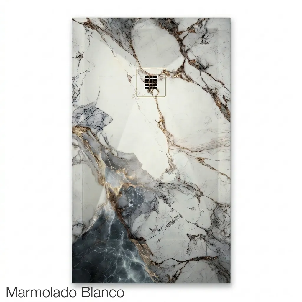 Plato de ducha moderno de carga mineral en un baño residencial, con acabado inspirado en mármol blanco y transición elegante hacia el pavimento.