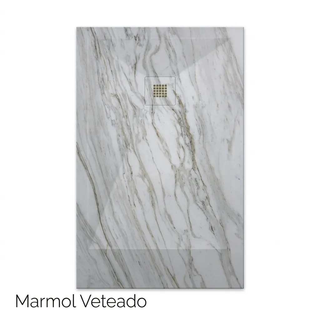 Plato de ducha mármol blanco instalado junto a mampara de cristal en un baño moderno, creando un espacio luminoso y visualmente uniforme.